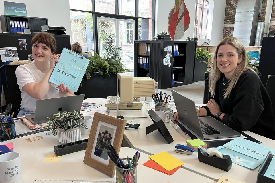 Vriendinnen Caroline en Oona werken een dagje bij Cynalco Medics: “Die tv-reeks is gewoon tijdloos.”