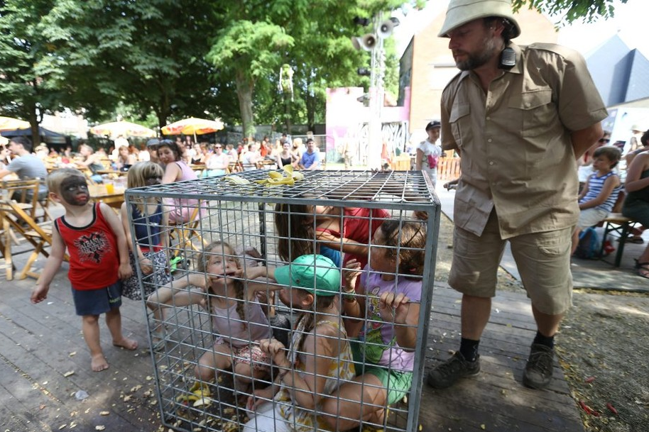 In 2013 stak CirQ ook al eens kinderen in kooien.