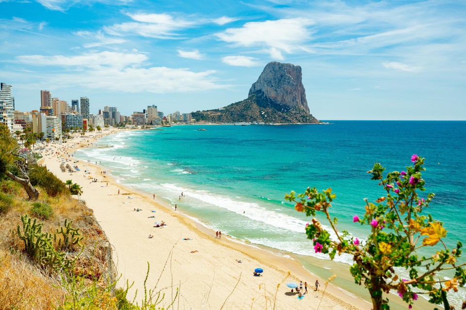 Op het strand in Calpe (Spanje) zijn ze de vroege vogels met hun handdoeken beu.