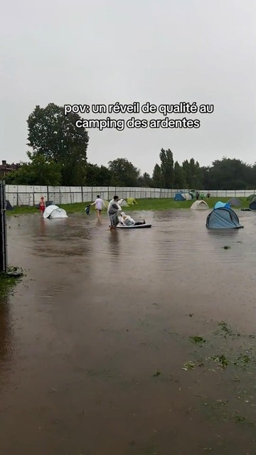 Op Les Ardentes werden festivalgangers wakker in het water.