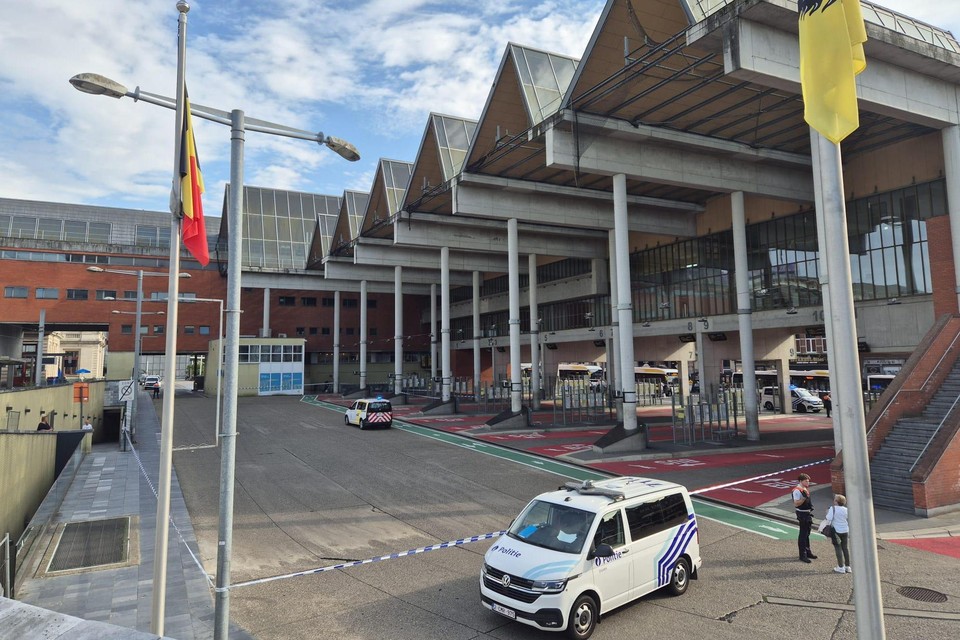 Het busstation van Leuven werd vrijdag enkele uren lang afgespannen met een politielint.