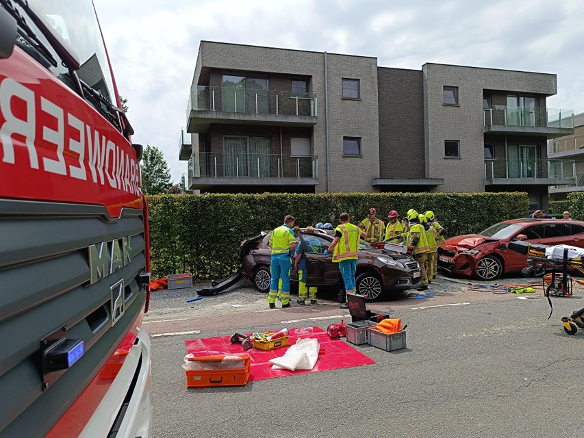 De bestuurster van de personenwagen werd zwaargewond afgevoerd naar het ziekenhuis.