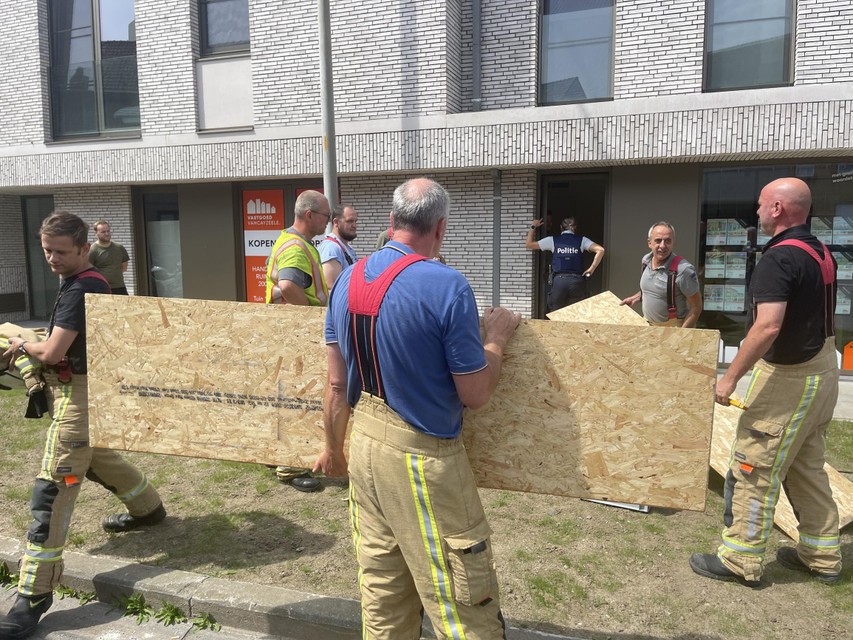 De brandweer timmerde de opening in het gebouw voorlopig dicht in afwachting van verdere herstellingswerken.