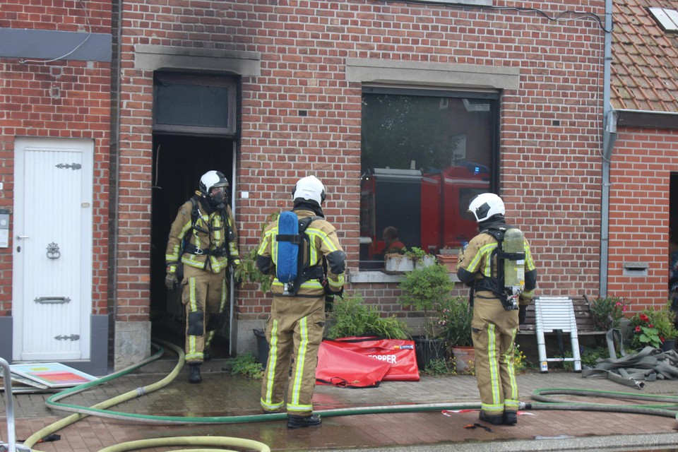 De rook sloeg door de voordeur naar buiten.