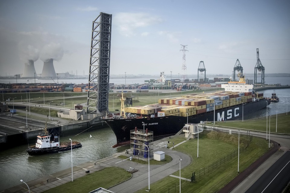 De man moest als verkeersleider de scheepvaart in en rond de havens van Antwerpen en Zeebrugge in de gaten houden, maar viel meermaals in slaap achter zijn monitor.