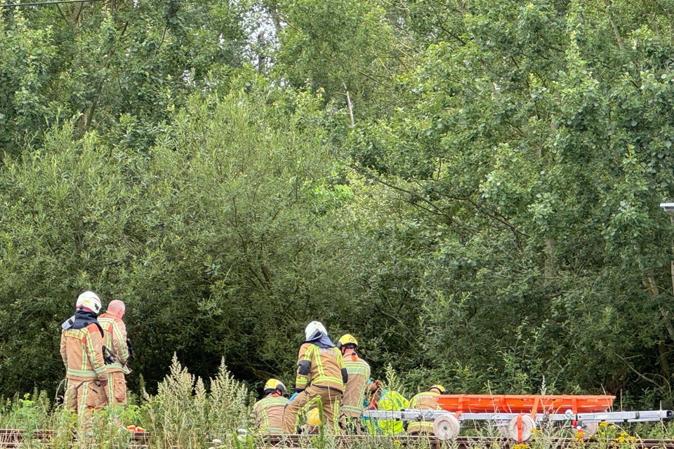 Brandweermannen hebben het slachtoffer via een karretje op de sporen tot bij de ambulance gebracht.