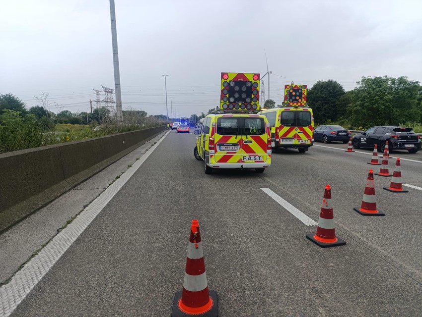 Door het ongeval op de E17 werden tijdelijk de drie rijstroken afgesloten voor het verkeer.