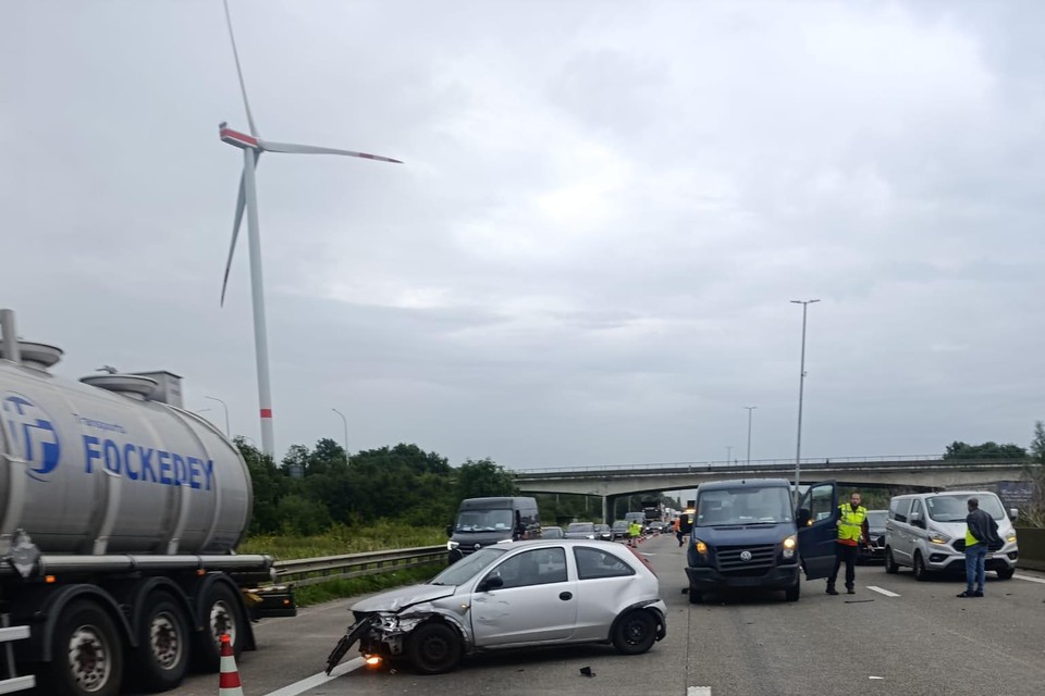 Bij een eerste ongeval op de E17 raakte zes voertuigen betrokken.