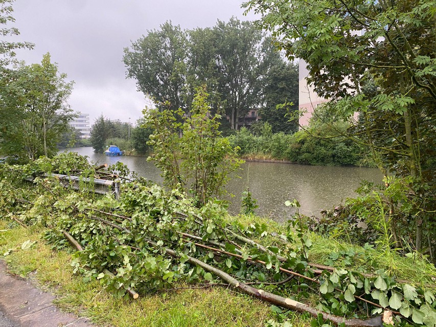 De wagen werd ondertussen uit het water gehaald.