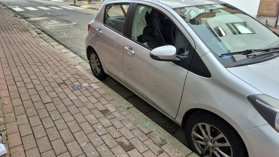 Van de wagen in de Van Aelbrouckstraat was net de bumper hersteld na een aanrijding met vluchtmisdrijf.