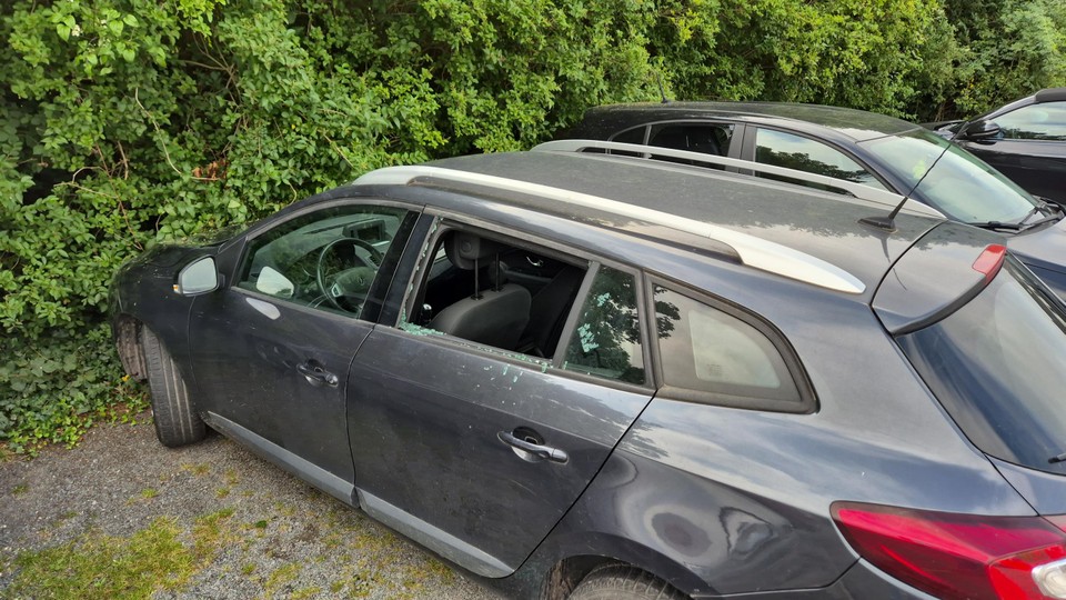 Op de parking van het Cantaert-terrein stonden twee auto’s met ingeslagen ruiten.