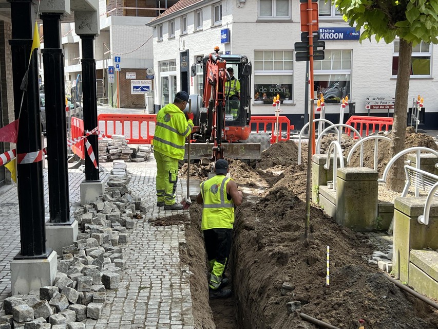 Arbeiders groeven een geul voor een nieuwe leiding.