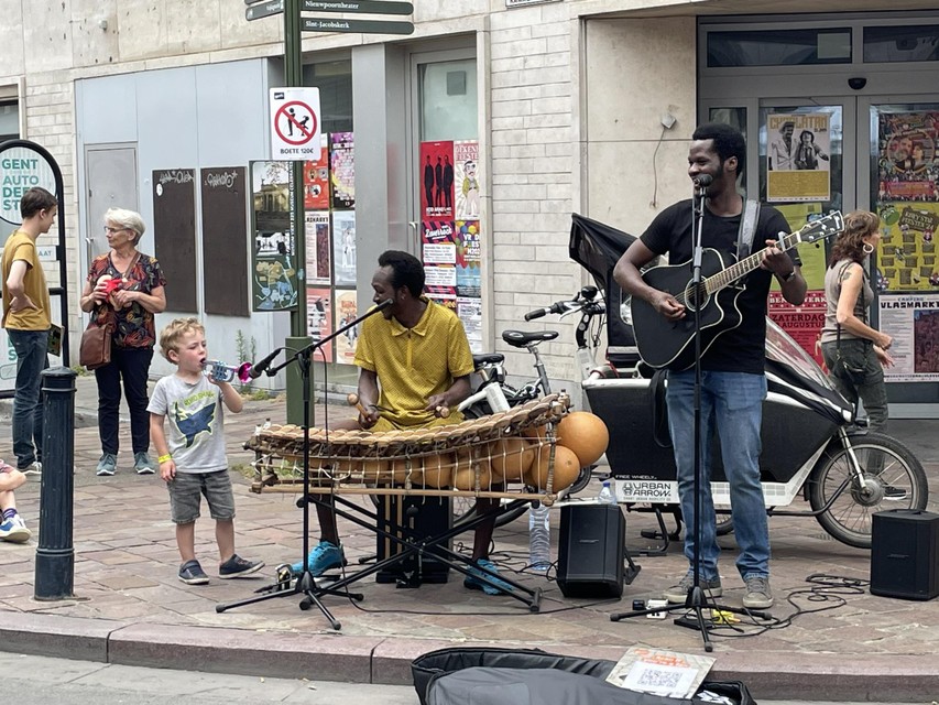 Deze muzikanten gaven Victor zelfs speciaal een microfoon.