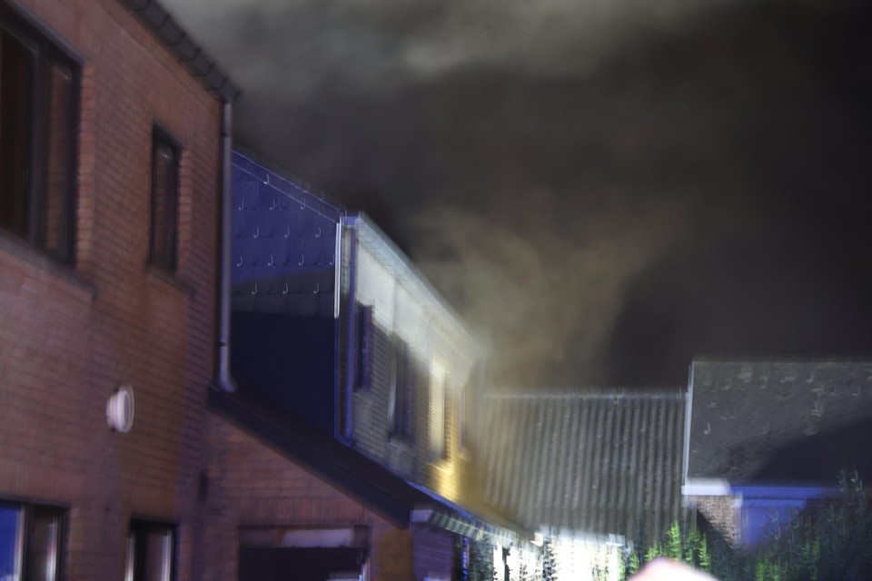 De brand ontstond aan een matras en er was vooral veel rook.