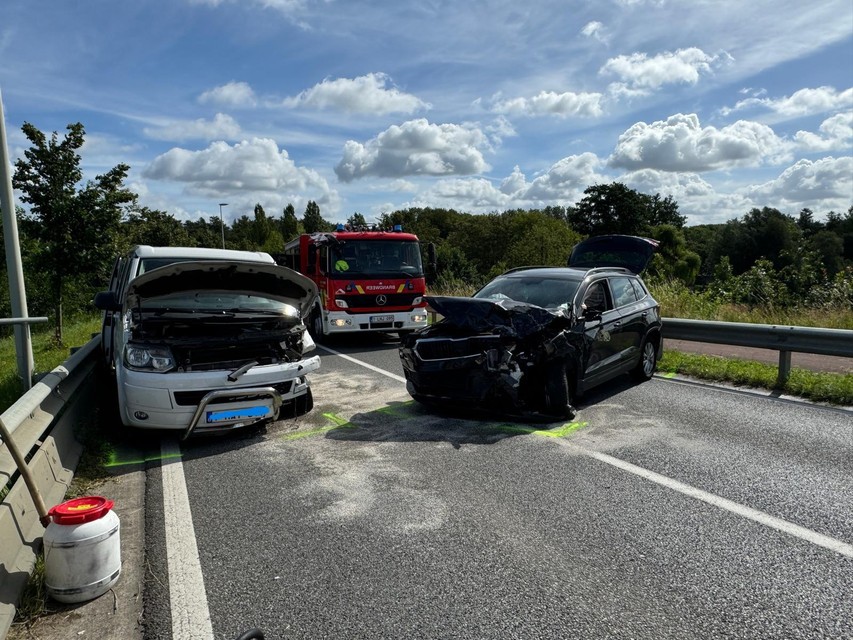 De donkere Skoda sloeg aan het tollen en raakte hierbij de grijze minibus.