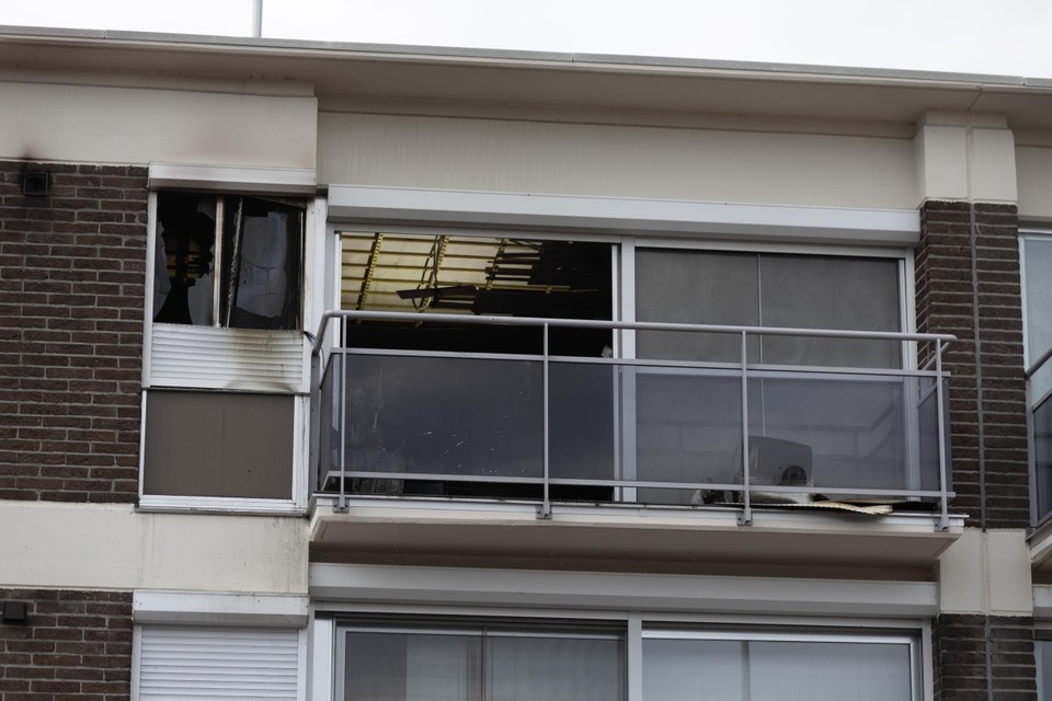 De keuken brandde volledig uit, de brandweer moest het plafond in de woonkamer verwijderen om na te gaan of er geen smeulende resten achtergebleven waren.