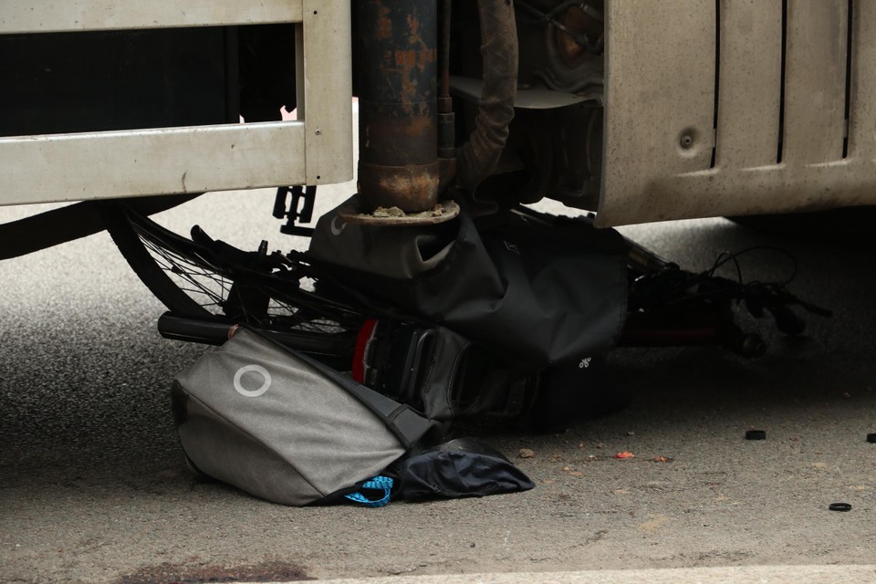 De vrouw kwam onder de wielen van de vrachtwagen terecht.