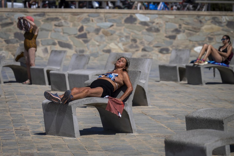 Zonnebaden in Barcelona. Het is er uitzonderlijk warm, en het dreigt nog warmer te worden.