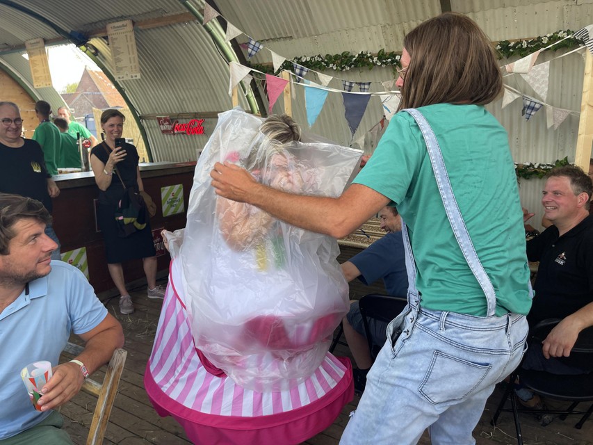 Een soort plastic folie werd bovengehaald en rond Silke gewikkeld.