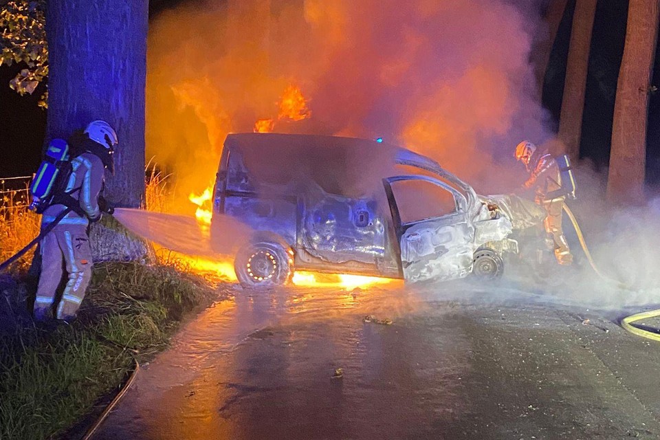 De bestelwagen brandde helemaal uit.