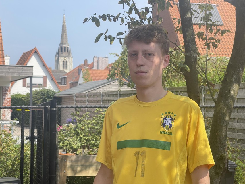 Joppe in Braziliaans shirt in thuisstad Wervik.