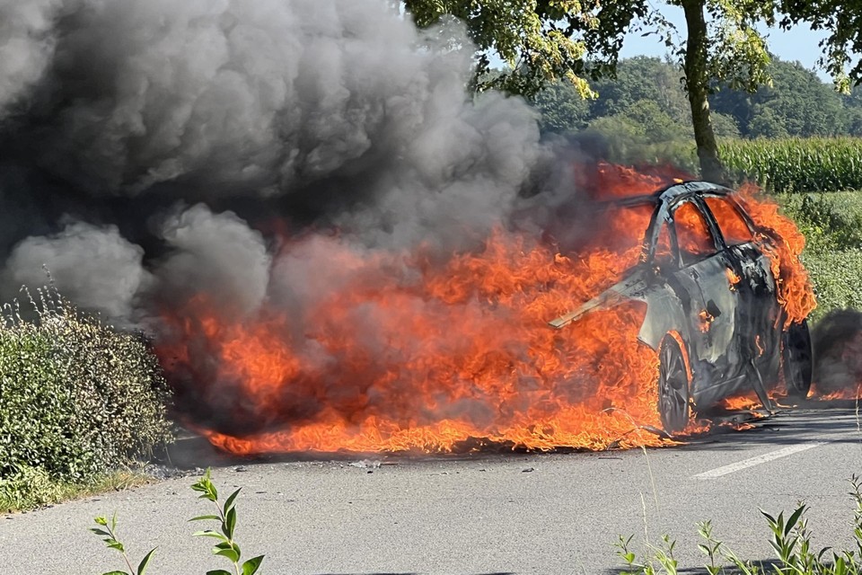 De auto brandde volledig uit.