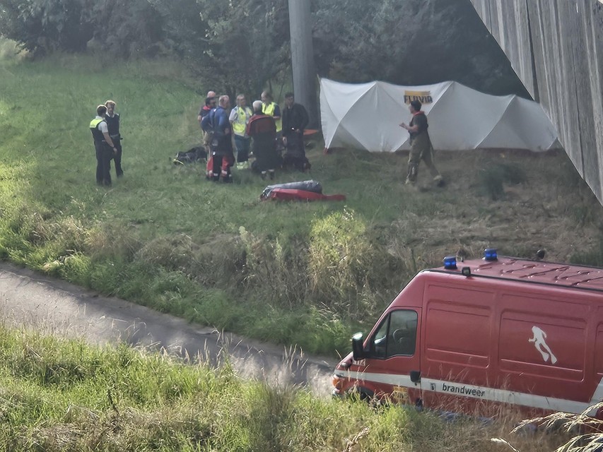 De brandweer kon het lichaam van de Poolse truckchauffeur pas na veel moeite uit het water halen.