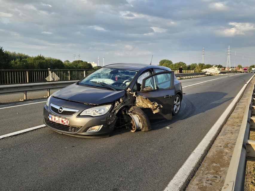 De bestuurster week af van haar baanvak en botste tegen de vrachtwagen.