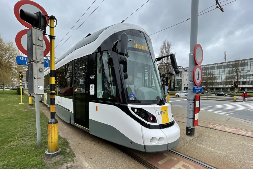 De vakbonden willen de kusttram op 14 augustus op stal houden.