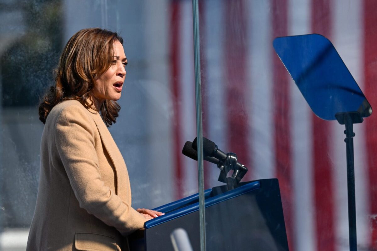 Democratische presidentskandidaat en vice-president Kamala Harris spreekt supporters toe in Throwback Brewery in North Hampton, woensdag 4 september 2024.