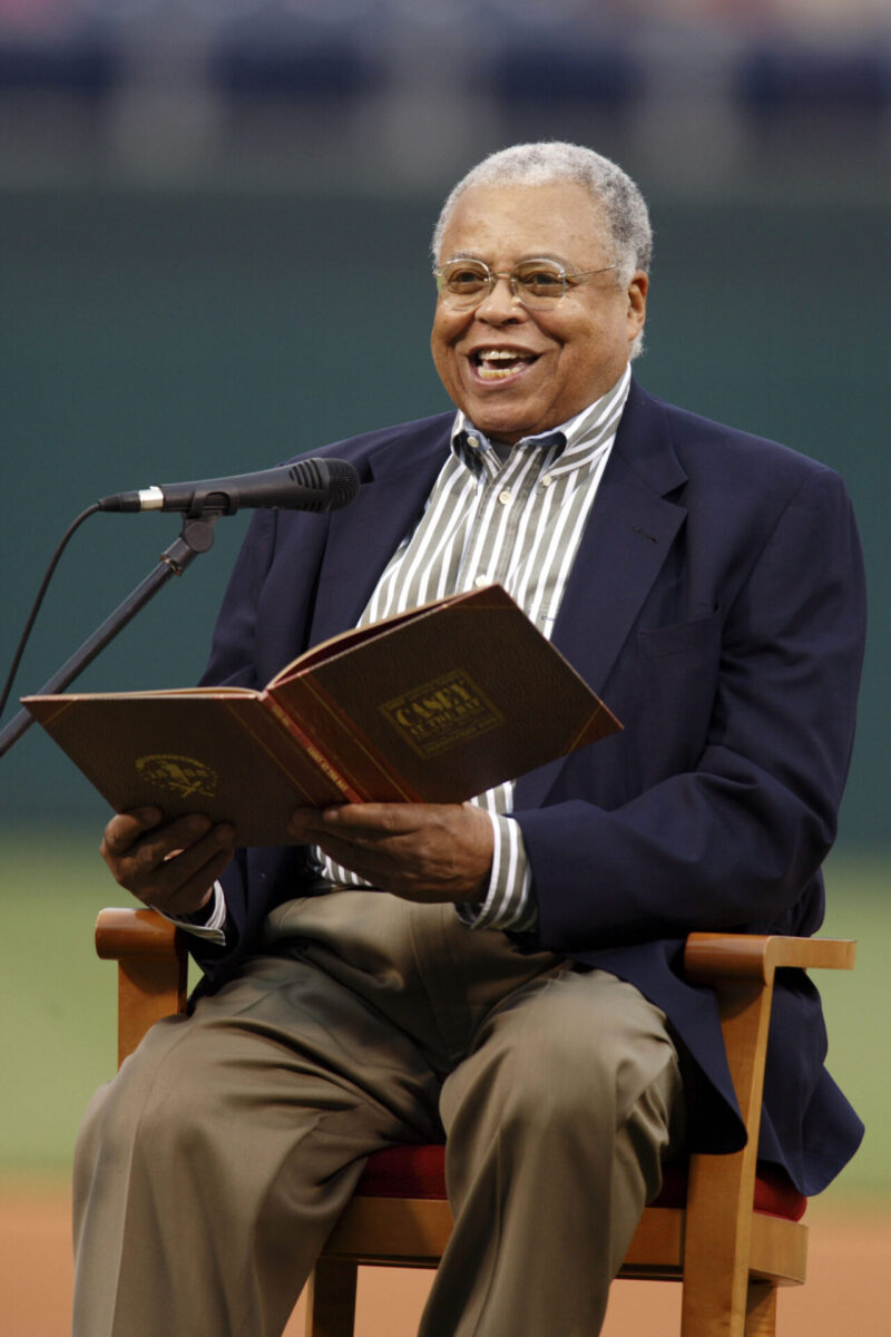 Fans rouwen terwijl James Earl Jones, de geprezen acteur uit 'Field of Dreams' en stem van Darth Vader, overlijdt op 93-jarige leeftijd