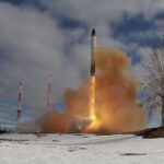 Test met Russische ‘Satan 2’-kernraket gaat volledig de mist in: satellietbeelden tonen gigantische krater waar lanceerbasis stond.