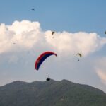 Belgische paraglider (65) in India botst in de lucht tegen ander en komt om het leven bij crash.