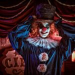 Clown gestoken met naald op Halloween-evenement.