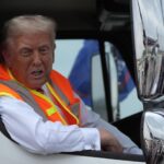 Trump voert campagne in vuilniswagen en fluovest: “Mijn aanhangers zijn geen afval”.