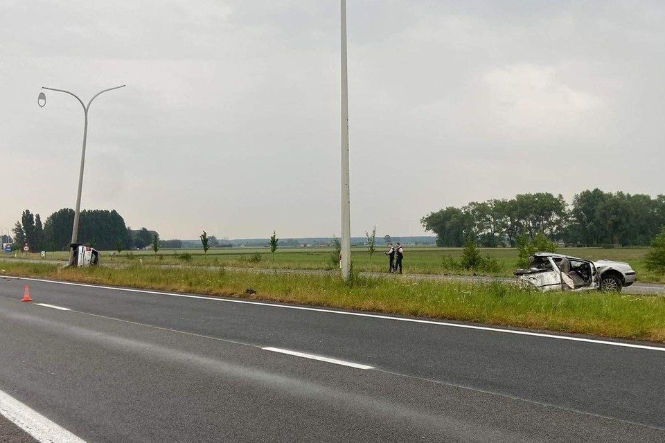 Door de klap brak de wagen in twee.