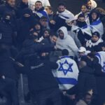 Ondanks draconische veiligheidsmaatregelen: vechtpartij tussen Franse en Israëlische voetbalfans in stadion.