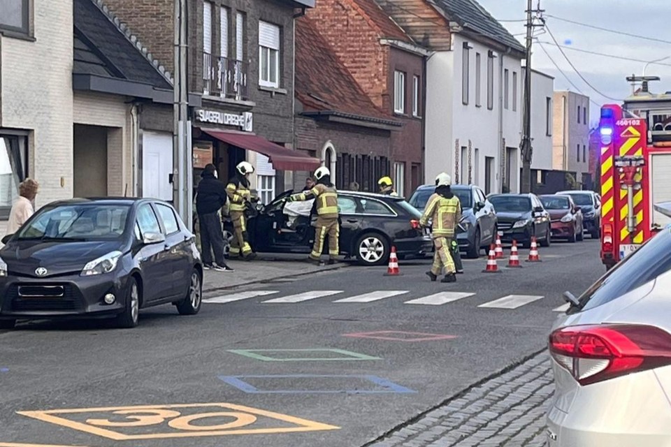 De vrouw vergiste zich met haar automatisch geschakelde wagen en kwam tegen een gevel terecht.