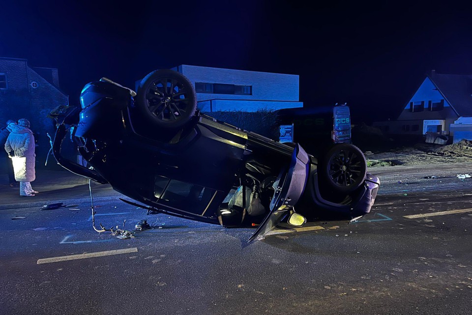 Het ongeval richtte een ravage aan op de Leedsesteenweg in Erpe-Mere.