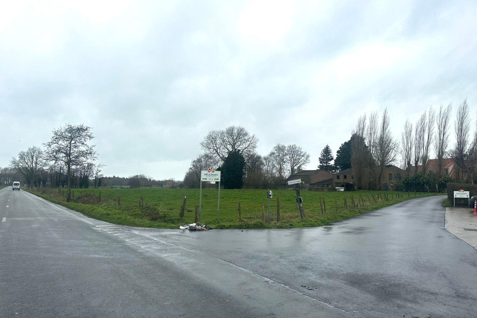 Het ongeval gebeurde ter hoogte van het kruispunt met de Zandweg naar Zerkegem.