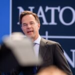 Mark Rutte spreekt dreigende taal tijdens NAVO-top: “Russisch leren of vertrekken naar Nieuw-Zeeland!”.