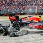 Max Verstappen’s eerste straf van 2025: botsing met Williams levert drivethrough penalty op.