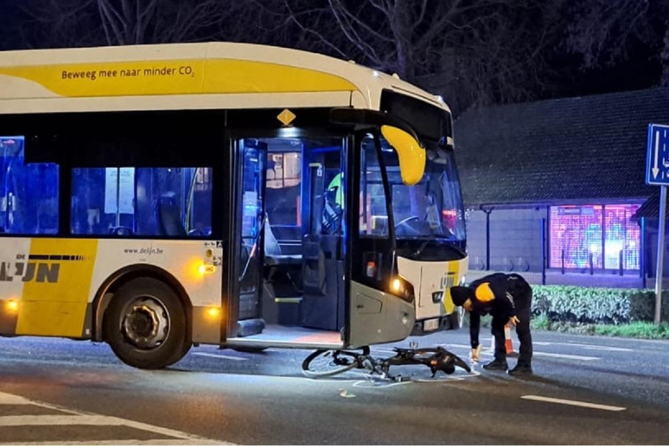 De tweewieler belandde onder de voorkant van de Lijnbus.