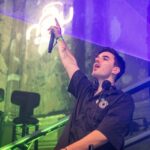 DJ Netsky geeft straks verrassingsoptreden in zijn thuisgemeente, al blijft de exacte locatie een geheim.