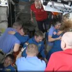 Nieuwe ploeg aangekomen bij astronauten die al negen maanden vastzitten in ISS.